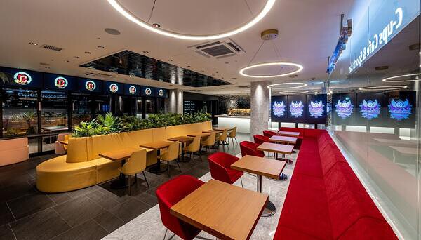 C-ups Cafe & Sports Bar カフェ・スポーツバーの内装・外観画像