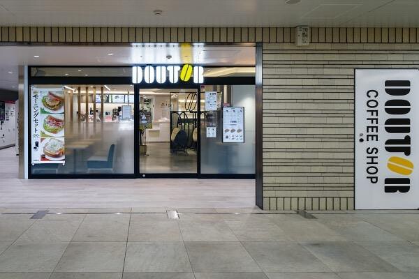 ドトールコーヒーショップ阪神梅田駅店 カフェ・パン屋・ケーキ屋の内装・外観画像