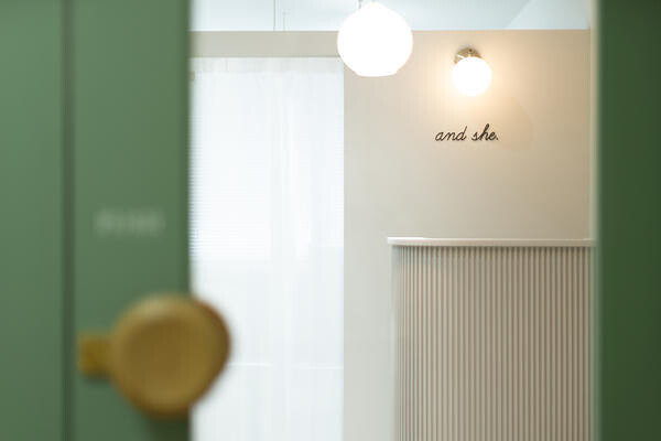 and she. 西宮店 アイラッシュサロンの内装・外観画像