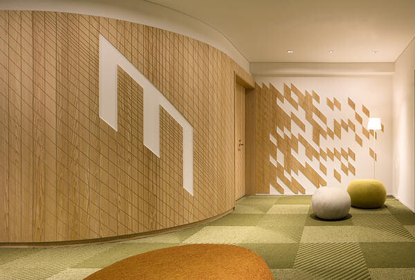 八重洲貸会議室　自然を光や素材、動きで表現したボタニカルなホワイエ空間
