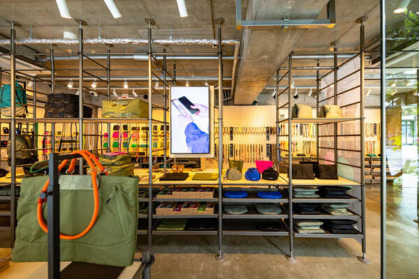 Topologie Kyoto Sanjo Store