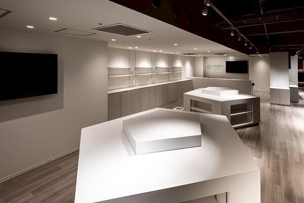 AMNIBUS store -white-