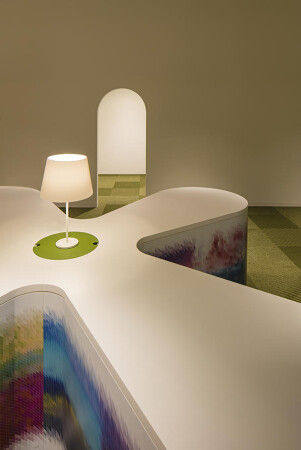 八重洲貸会議室　自然を光や素材、動きで表現したボタニカルなホワイエ空間