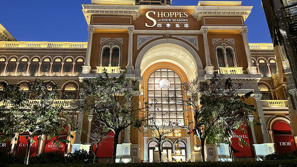The Shoppes at Four Seasons, Facade & Entrance