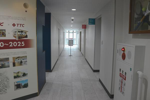 吉田記念テニス研修センター（TTC）　２階＆階段