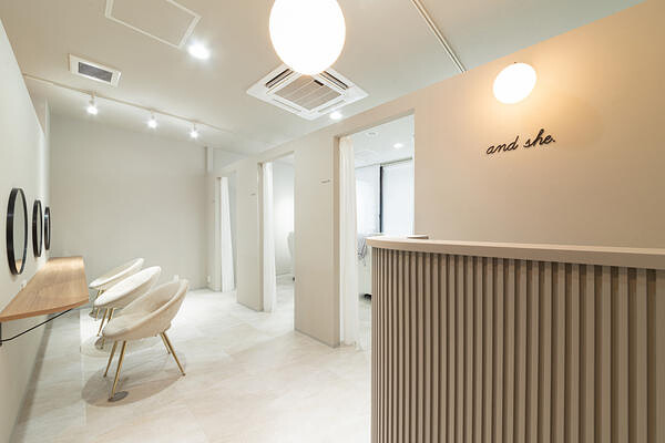 and she. 西宮店