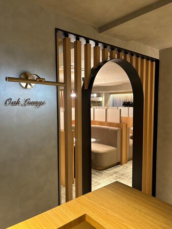 oak lounge