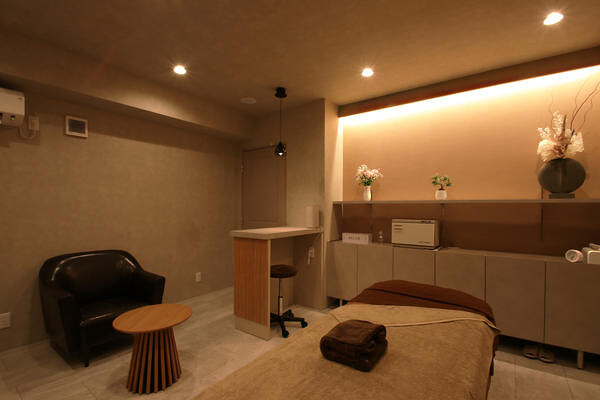 PRIVATE SALON Relier