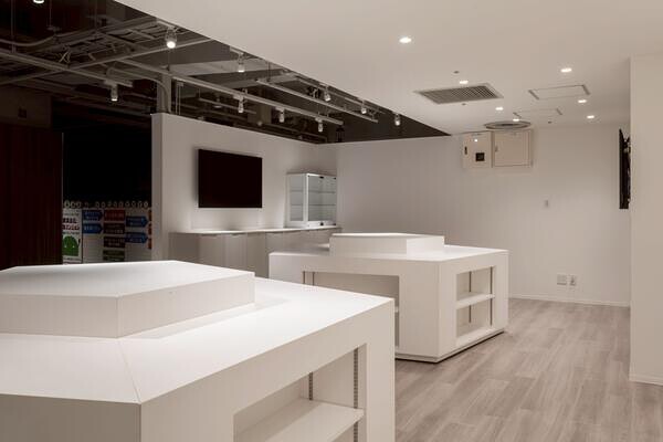 AMNIBUS store -white-