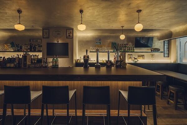 THE CURRAGH IRISH PUB